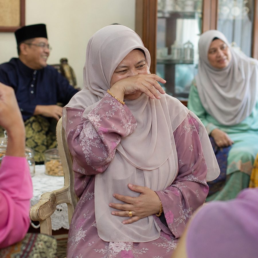 Wanita menutup mulut di majlis keluarga